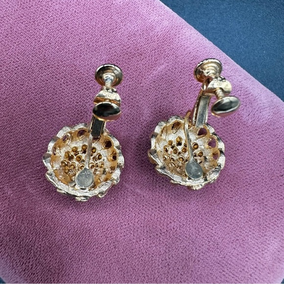 NWT Vintage Sparkly Gold Tone Dome Shaped Screw back Earrings - Picture 11 of 14